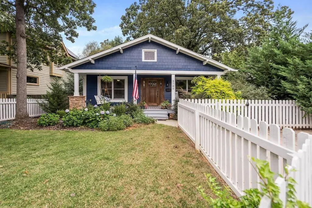 Single Story Fully Fenced Pet Friendly Bungalow In The Arts District-1