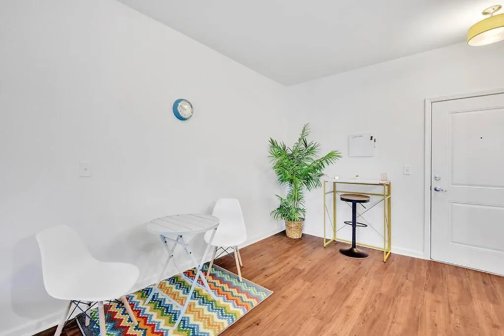 1Br King Bed Near Shopping, Dining & Entertainment-1