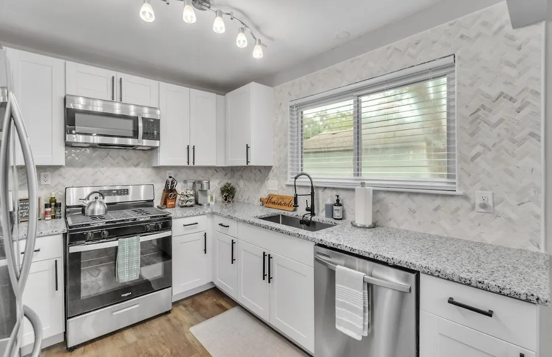 Charming 3Br Retreat In Charlotte Home-1