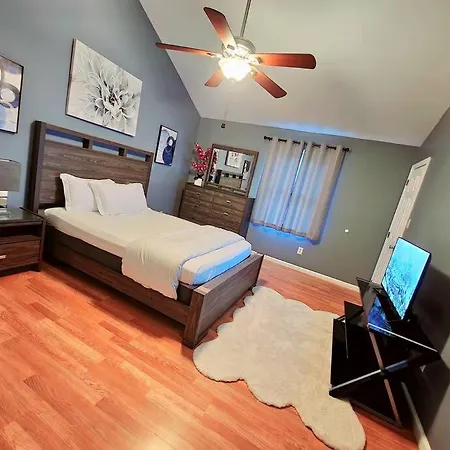 Spacious 3 Bedroom 2.5 Baths Home. Free Parking And Wi-Fi-3