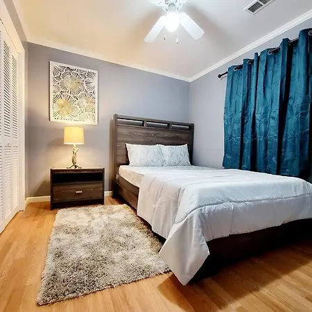 Spacious 3 Bedroom 2.5 Baths Home. Free Parking And Wi-Fi-2