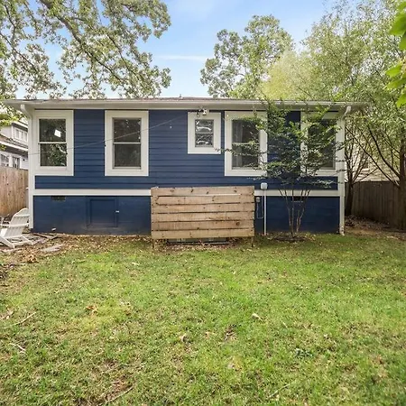 Single Story Fully Fenced Pet Friendly Bungalow In The Arts District-2