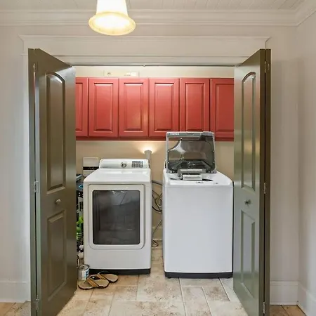 Single Story Fully Fenced Pet Friendly Bungalow In The Arts District-3