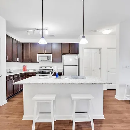 1Br King Bed Near Shopping, Dining & Entertainment-2
