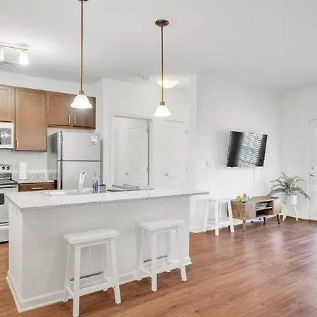 1Br King Bed Near Shopping, Dining & Entertainment-3