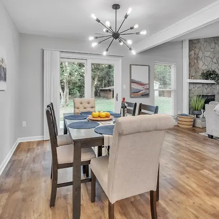 Charming 3Br Retreat In Charlotte Home-2